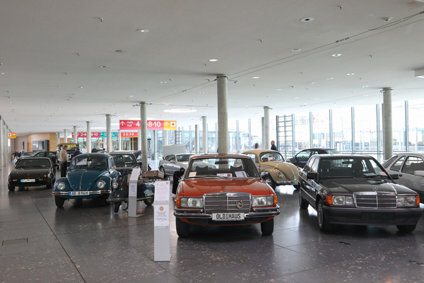 Mercedes-Benz 280 SE (1978) - in einer Gruppe von erschwinglichen Klassikern, angeboten für EUR 9800 - 24. Retro Classics 2025