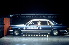 Mercedes-Benz 280 SE (1980) - am 31. Juli 1992 wurde der einmillionste PKW mit Airbag produziert - Blick auf einen Crash-Test mit Airbag