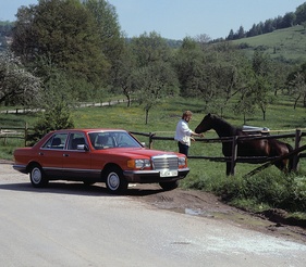 Mercedes-Benz 280 SE (1980) - mit Pferd und Reiter