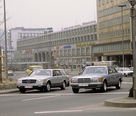 Mercedes-Benz 280 SE (1981) - zusammen mit dem Forschungsprototyp Auto 2000, der vom W 126 abgeleitet worden war