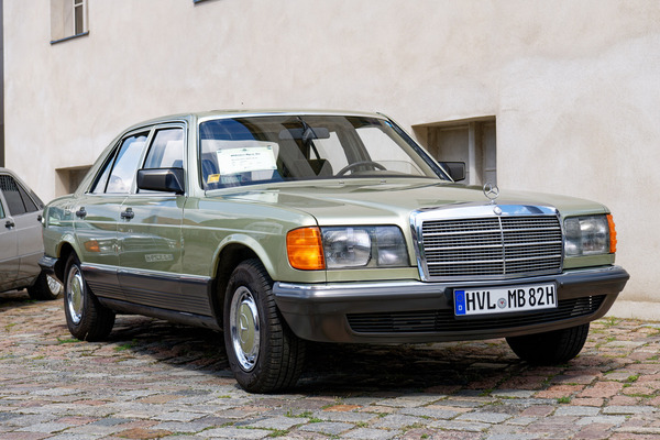 Mercedes-Benz 280 SE (1982) – in "Distelgrün" mit selten gesehenen Chrom-Radkappen – Oldtimer Open Air 2024