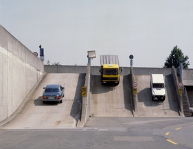 Mercedes-Benz 280 SE (1984) - W 126 zusammen mit Sattelzugmaschine und G-Model auf der Einfahrbahn in Untertürkheim