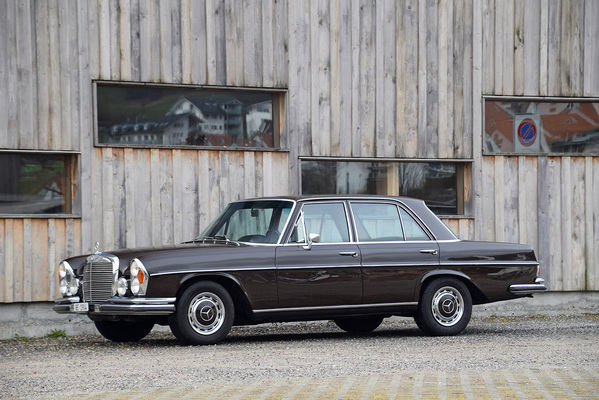 Mercedes-Benz 280 SE 3.5 (1971) - als Lot 34 an der Versteigerung der Oldtimer Galerie in Toffen am 19. Oktober 2019