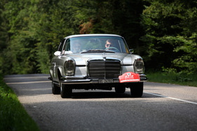 Mercedes-Benz 280 SE 3.5 (1971) - gut aufgehobem im luxuriösen Coupé auf Frankreichs Strassen - RAID Suisse-Paris 2012