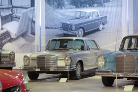 Mercedes-Benz 280 SE 3.5 (1971) - mit 3,5-Liter-Motor 200 PS stark - Sonderschau "Mercedes-Benz" im Pantheon Basel 2020/2021 (1971)