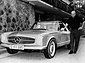 Mercedes-Benz 280 SL (1968) - Juan Manuel Fangio mit seinem SL (© Daimler AG, 1968) Mercedes-Benz 280 SL (1968) - Juan Manuel Fangio mit seinem SL (© Daimler AG, 1968)
