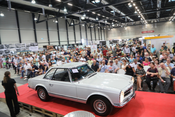 Mercedes-Benz 280 SL (1969) - als Lot 16 an der Swiss Classic World Versteigerung der Oldtimer Galerie Toffen in Luzern am 3. Juni 2023