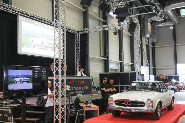 Mercedes-Benz 280 SL (1969) - als Lot 16 an der Swiss Classic World Versteigerung der Oldtimer Galerie Toffen in Luzern am 3. Juni 2023