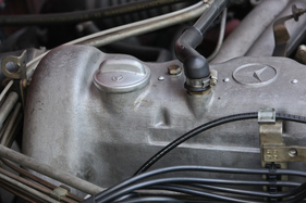 Mercedes-Benz 280 SL (1969) - hier wird Motorenöl eingefüllt