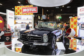 Mercedes-Benz 280 SL (1969) – in Dunkelblau auf dem Motul-Stand – Rétromobile Paris 2025