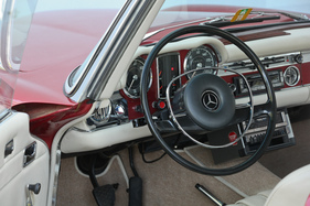 Mercedes-Benz 280 SL (1969) - klassisches Mercedes-Interieur mit Sicherheitslenkrad