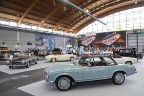 Mercedes-Benz 280 SL (1969) - mit Skiern auf dem Clubstand - Klassikwelt Bodensee 2023