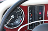 Mercedes-Benz 280 SL (1969) - roter Bereich ab 6'500 Umdrehungen, doch der Motor ertrug die hohen Drehzahlen nicht gerne (© Bruno von Rotz, 2015) Mercedes-Benz 280 SL (1969) - roter Bereich ab 6'500 Umdrehungen, doch der Motor ertrug die hohen Drehzahlen nicht gerne (© Bruno von Rotz, 2015)