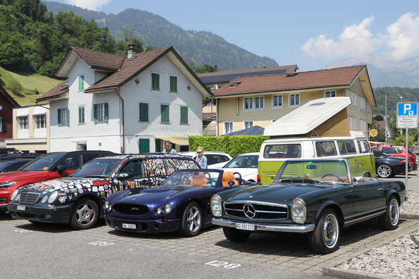 Mercedes-Benz 280 SL (1970) - Pagoda next to a Swedish Indigo 3000 with Volvo technology and soon-to-be vintage cars - Oldtimer in Obwalden (O-iO) 2023