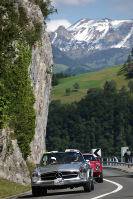 Mercedes-Benz 280 SL (1970) - auf der Lopperstrasse bei Alpnach - Oldtimer in Obwalden (O-iO) 2019