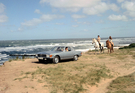 Mercedes-Benz 280 SL (1976) - wunderschöne Strandszene (1976)