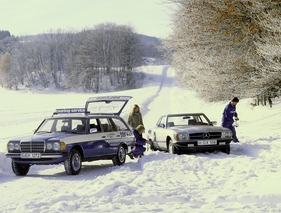 Mercedes-Benz 280 SL (1978) - Hilfestellung durch den Pannendienst mit einem Mercedes T-odell