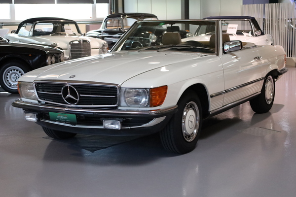 Bild: Mercedes-Benz 280 SL (1982) - dabei bei der Advents-Auktion im Oldtimer Zentrum Ostschweiz 2024