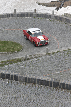 Mercedes-Benz 280SE (1970) - an der Rallye Peking-Paris 2013 - Sonderprüfung Tremola Tag 31