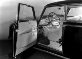 Mercedes-Benz 300 (1951) - mit dem W186 wird das für Jahre gültige Zweispeichenlenkrad mit Hupring eingeführt Mercedes-Benz 300 (1951) - mit dem W186 wird das für Jahre gültige Zweispeichenlenkrad mit Hupring eingeführt