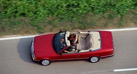 Mercedes-Benz 300 CE-24 Cabriolet (1992) – Fahraufnahme aus erhöhter Position mit geöffnetem Verdeck aus dem Jahr 1992. (1992)