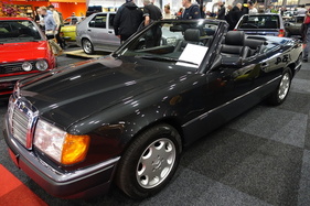 Mercedes-Benz 300 CE-24 Cabriolet (1993) mit 90'200 km für 45'500 Euro – InterClassics Brüssel 2024 (1993)