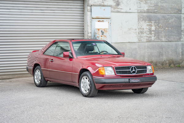 Image: Mercedes-Benz 300 CE W124 (1992) - as lot 55 at the "Classic Automobiles & Motorcycles" auction of the Oldtimer Gallery in Toffen on October 18, 2025
