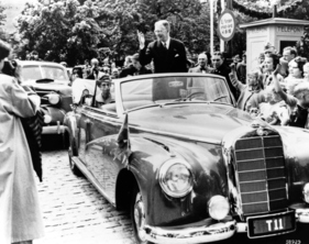 Mercedes-Benz 300 Cabriolet D (W 186) (1958) - Deutschlandbesuch von Gustav VI. Adolf, König von Schweden, im Sommer 1958. (1958)