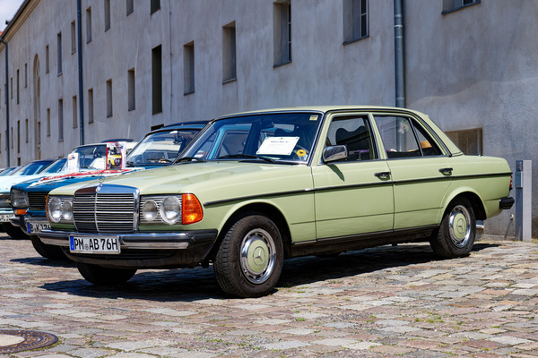 Mercedes-Benz 300 D (1979) – mit Dreiliter-Fünfzylinder, hier ein spätes Modell der ersten Serie noch mit den "Hasenohren"-Kopfstützen – Oldtimer Open Air 2024
