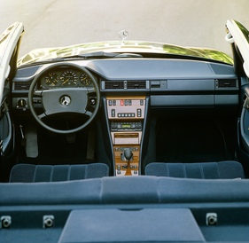 Mercedes-Benz 300 E (1984) - Cockpit - ohne Dach fotografiert