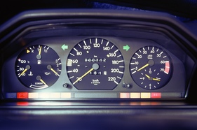 Mercedes-Benz 300 E (1984) - Instrumente der Benzinmotorausführung der Baureihe 124