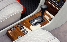 Mercedes-Benz 300 E (1984) - auch mit der bewährten Viergangautomatik erhältlich