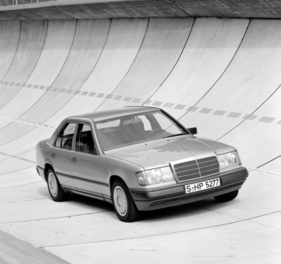 Mercedes-Benz 300 E (1984) - frühes Werksbild