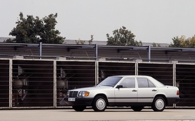 Mercedes-Benz 300 E (1984) - im Seitenwindversuch