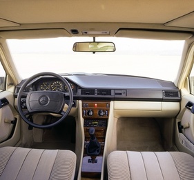 Mercedes-Benz 300 E (1984) - wohnliches Cockpit der Baureihe 124