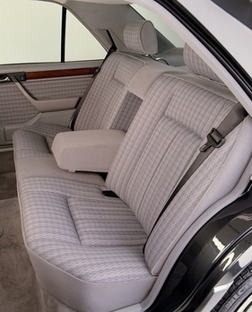 Mercedes-Benz 300 E (1985) - Sitzbank hinten, kein Dreipunktgurt für den Mittelsitz