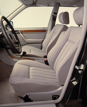 Mercedes-Benz 300 E (1985) - Vordersitze