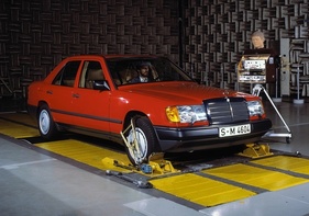 Mercedes-Benz 300 E (1985) - in der Geräuschkammer