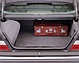 Mercedes-Benz 300 E (1989) - Blick in den Kofferraum der Baureihe 124 (© Daimler AG, 1989) Mercedes-Benz 300 E (1989) - Blick in den Kofferraum der Baureihe 124 (© Daimler AG, 1989)