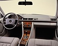 Mercedes-Benz 300 E (1989) - Interieur nach dem Facelift, hier mit Zebrano-Holzverkleidung