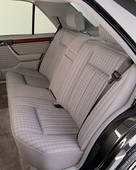 Mercedes-Benz 300 E (1989) - Rückbank (1989)