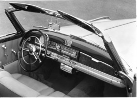 Mercedes-Benz 300 S Cabriolet A (1951) - Interieur des Elitewagen mit wertvollem Autoradio (1951)