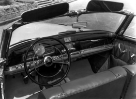 Mercedes-Benz 300 S Roadster (1953) - Armaturenbrett mit Radio