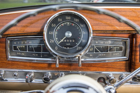 Mercedes-Benz 300 S Roadster (1953) - zentraler Tacho und komplette Überwachungsinstrumente