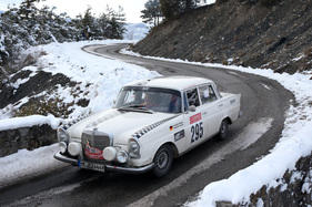 Mercedes-Benz 300 SE (1961) an der Rallye Monte Carlo Historique 2015