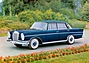 Mercedes Benz 300 SE (1961) - bei den frühen Modellen sitzt der Rückspiegel auf dem Vorderkotflügel (© Archiv Daimler AG, 1961) Mercedes Benz 300 SE (1961) - bei den frühen Modellen sitzt der Rückspiegel auf dem Vorderkotflügel (© Archiv Daimler AG, 1961)