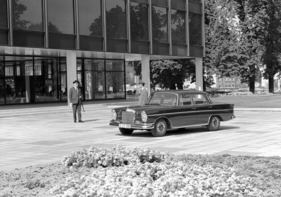 Mercedes Benz 300 SE (1961) - der Chauffeur wartet auf den erfolgreichen Geschäftsmann Mercedes Benz 300 SE (1961) - der Chauffeur wartet auf den erfolgreichen Geschäftsmann