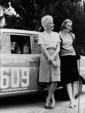Mercedes-Benz 300 SE (1964) - Ewy Baronin von Korff-Rosqvist und Eva-Maria Falk erreichten das Zeil des Grossen Strassenpreises von Argentinien 1964 wiederum auf dem dritten Gesamtrang
