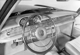 Mercedes-Benz 300 SE (1965) – Armaturenbrett, links an der Lenksäule der Kombihebel für Blinker, Fernlicht, Lichthupe und Scheibenwischer (1965)