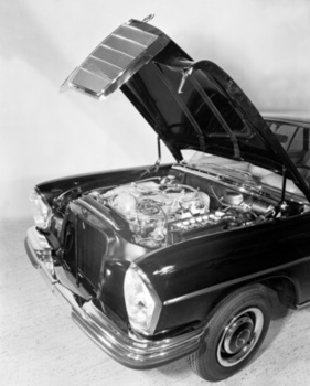 Mercedes-Benz 300 SE (1965) – Die offene Motorhaube gibt den Leichtmetall-Sechszylinder vom Typ M 189 preis (1965)